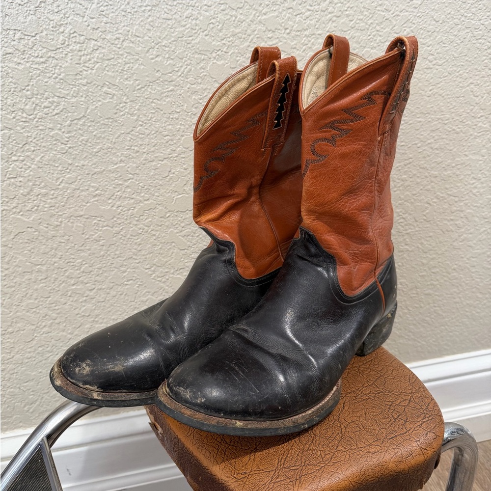Vtg Ariat Black and Tan Cowboy Boots